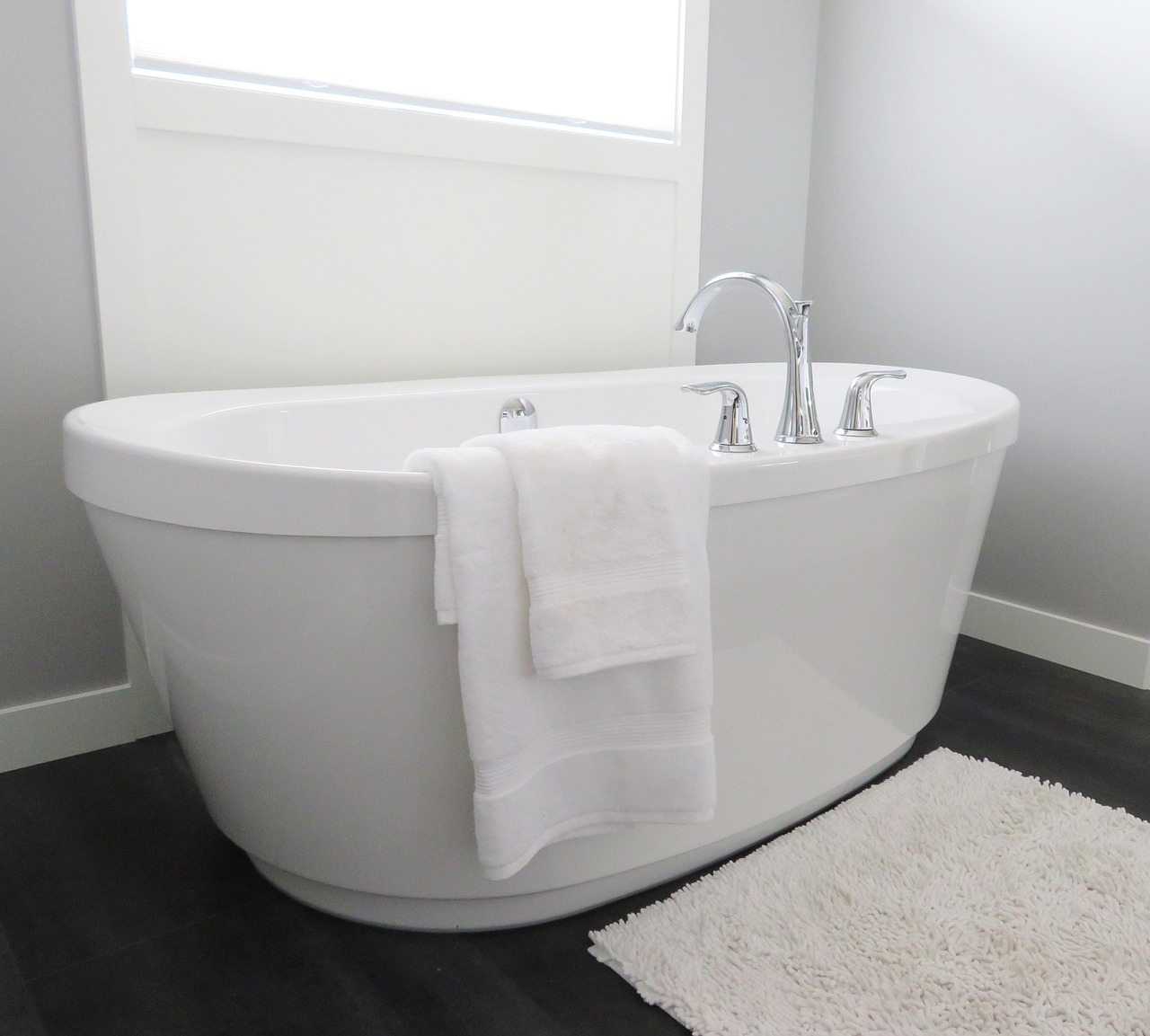 Moderne badkamer met luxe vrijstaand bad. Moderne badkamer met luxe vrijstaand bad.
