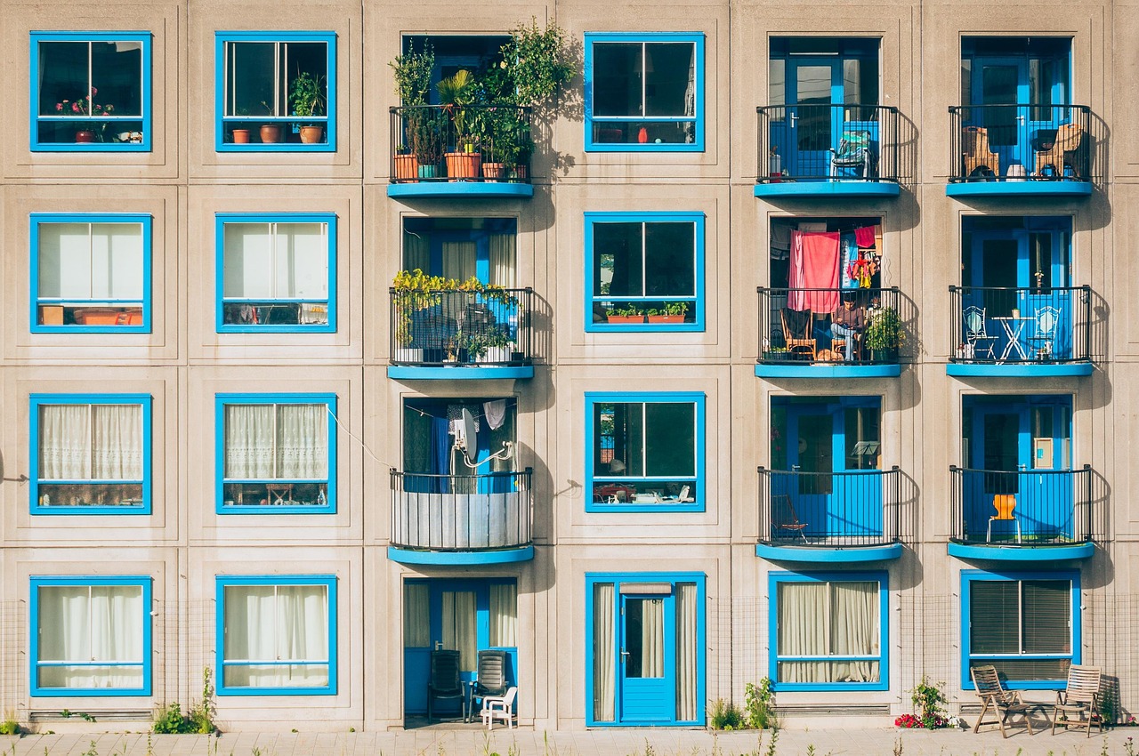 Balkon met groen plantenrek en bloemen. Balkon met groen plantenrek en bloemen.