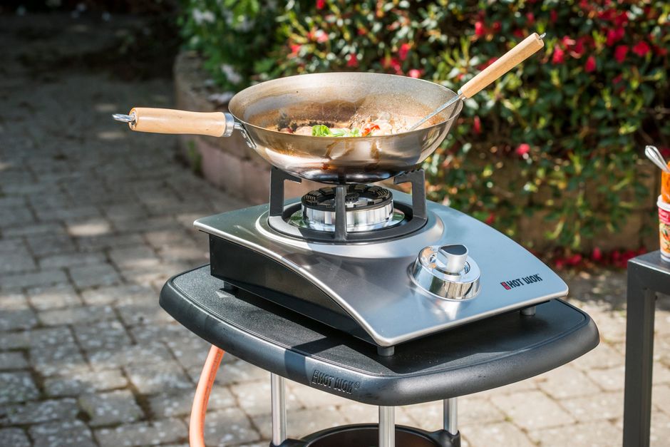 Moderne buitenkeuken met houten elementen.