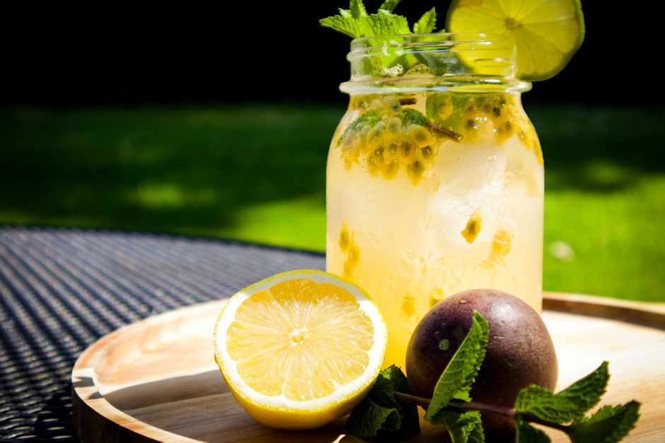 Heldere fruitsmoothie naast moderne keukenaccessoires