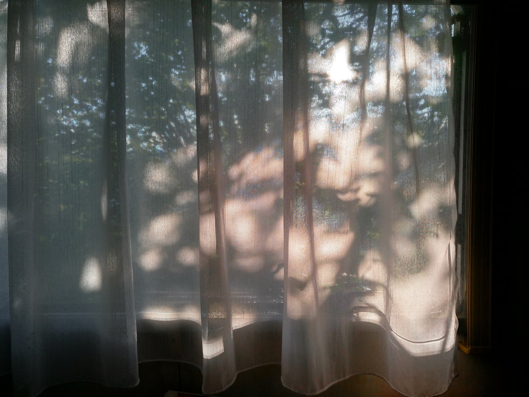 Luchtige witte gordijnen met zomerlicht. Luchtige witte gordijnen met zomerlicht.