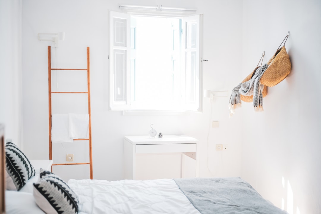 Lichtgekleurde slaapkamer met luchtige, zomerse decoratie. Lichtgekleurde slaapkamer met luchtige, zomerse decoratie.