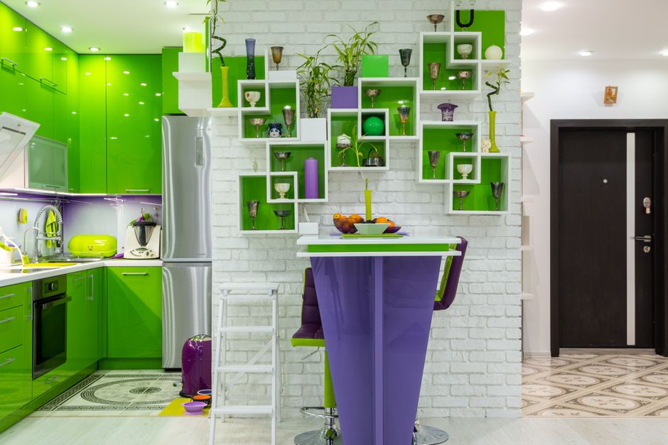 Geel geschilderde spatwand in een gezellige keuken. Geel geschilderde spatwand in een gezellige keuken.