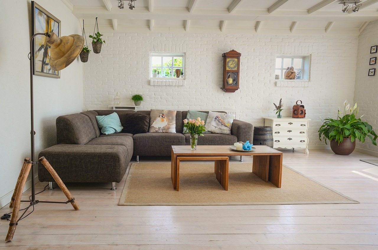 Moderne tuinkamer met veel natuurlijke elementen.