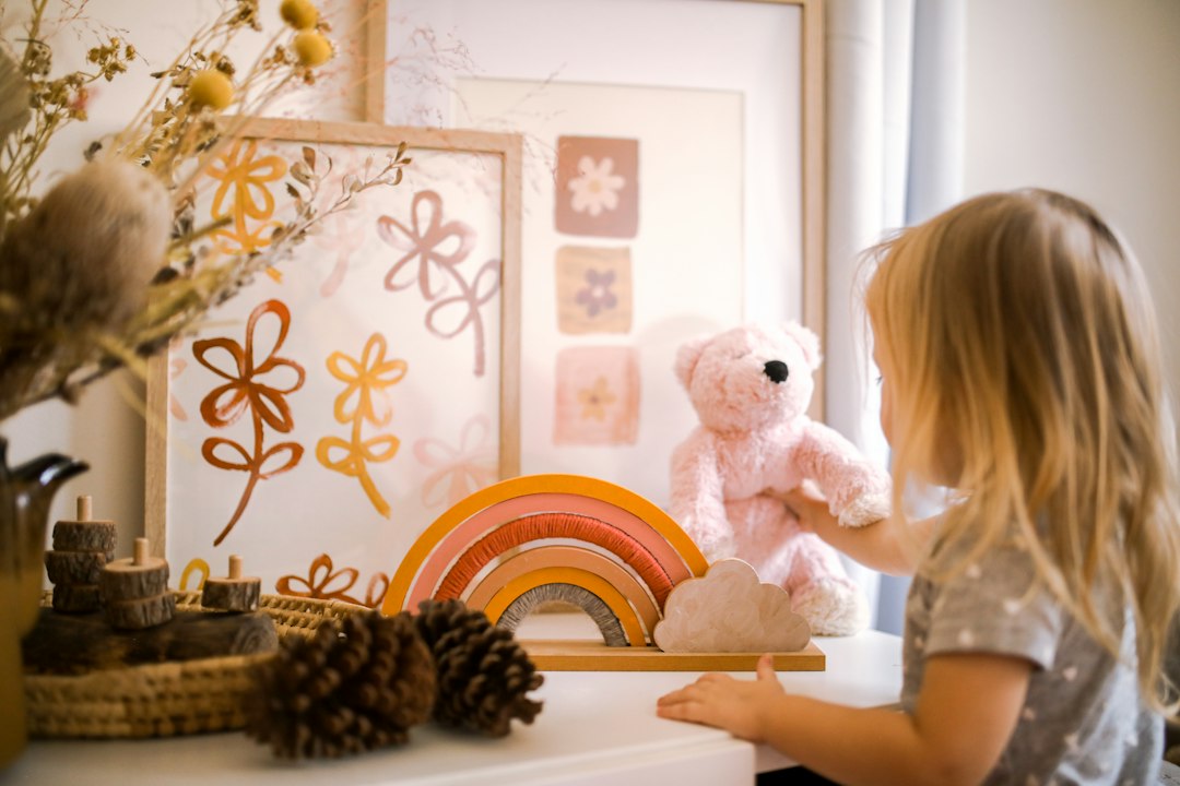 Ridderposter met zwaard en schild in kinderkamer. Ridderposter met zwaard en schild in kinderkamer.