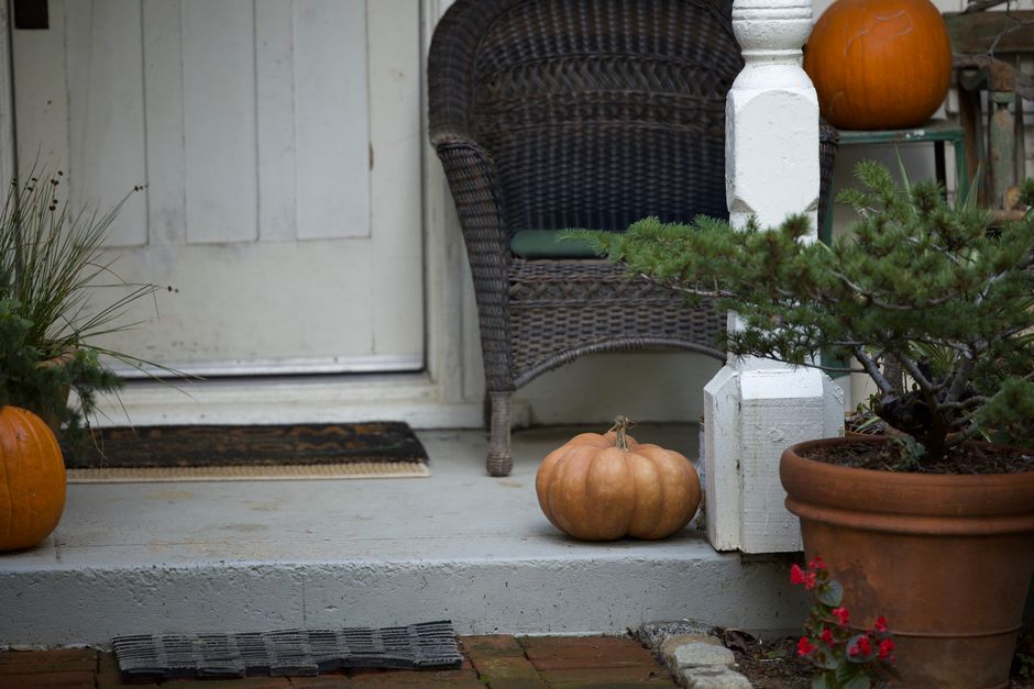 Veranda omgetoverd tot knusse herfstplek met pompoenen. Veranda omgetoverd tot knusse herfstplek met pompoenen.